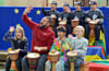 Die Kinder der Grundschule Henningen führen eine Trommelgeschichte auf.