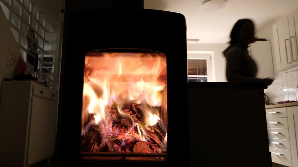 Was in einem Moment noch gemütlich knistert, kann im nächsten Moment richtig gefährlich werden: Holzöfen sollten daher besser nicht selbst angeschlossen werden.