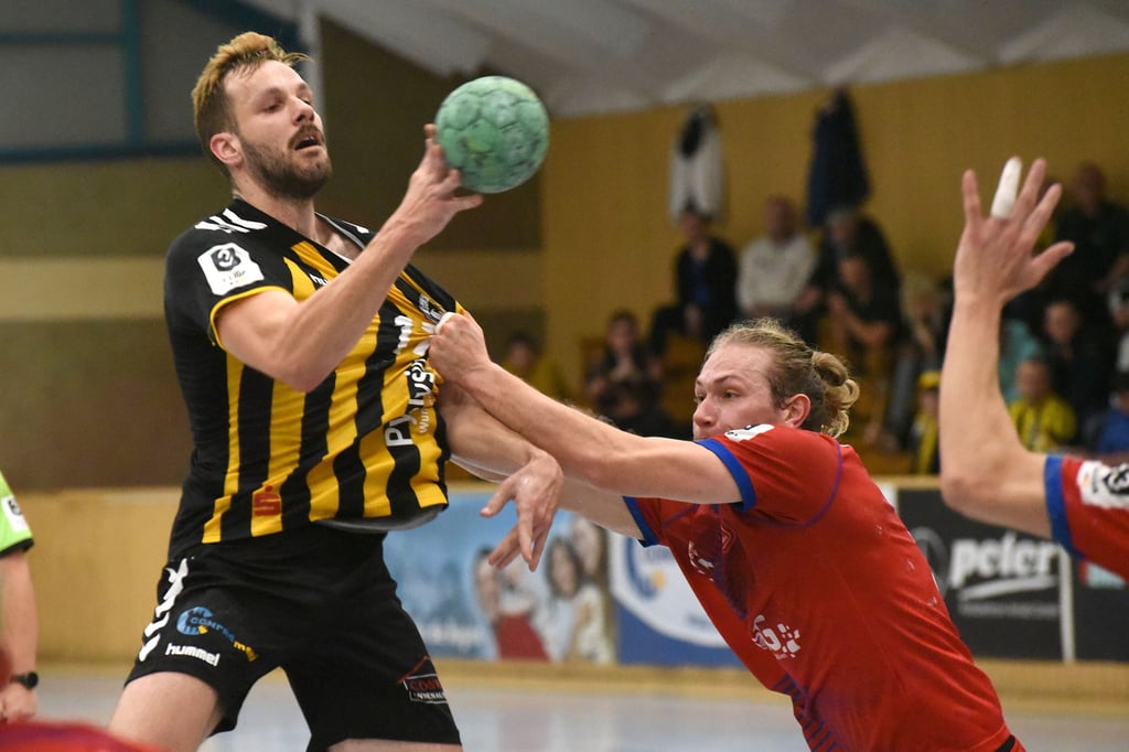 Für Ivan Kolak (links) im Trikot der Bernburger ist die Saison nach schwerer Verletzung vorbei.