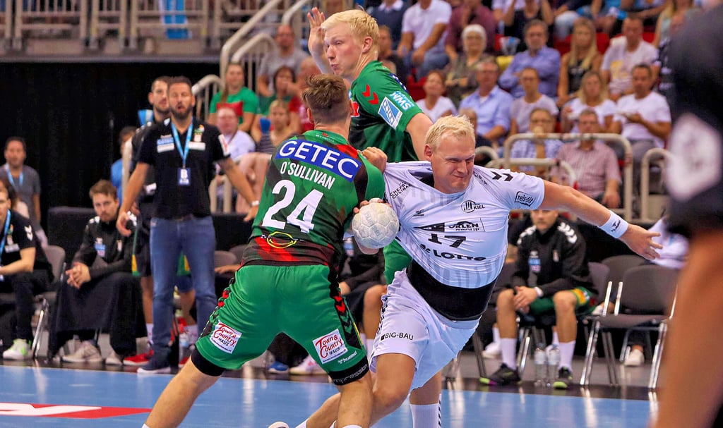 In drei Duellen konnten Christian O’Sullivan (l.) und Magnus Saugstrup den THW Kiel – hier Patrick Wiencek – im Jahr 2022 nicht stoppen. Zuletzt hatte der SCM im August beim Supercup das Nachsehen.