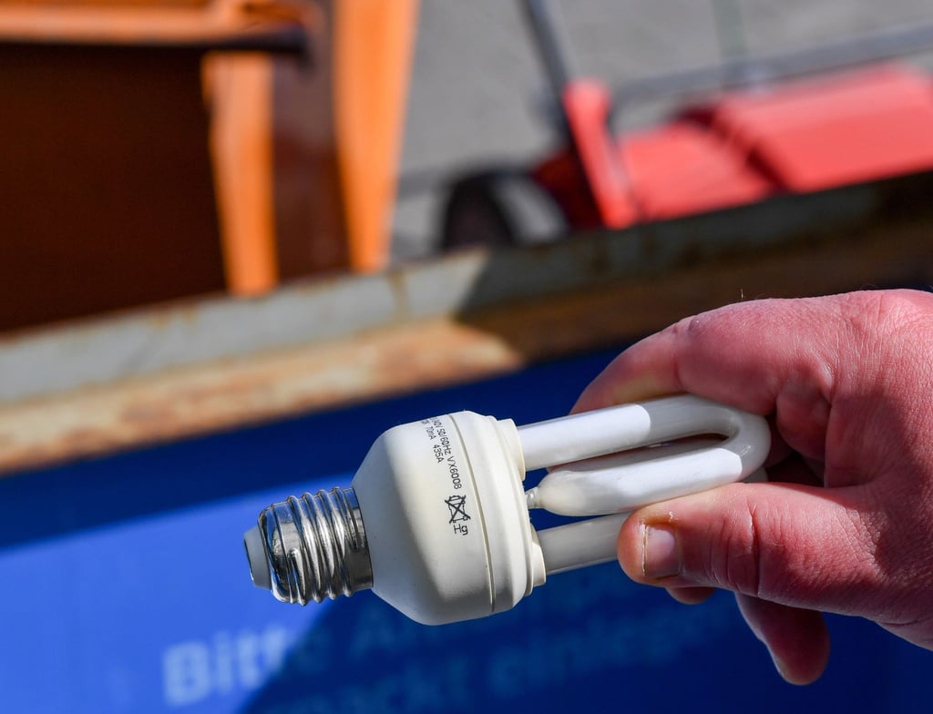 Energiesparlampen dürfen nicht in den Hausmüll geworfen werden, denn sie enthalten giftiges Quecksilber.