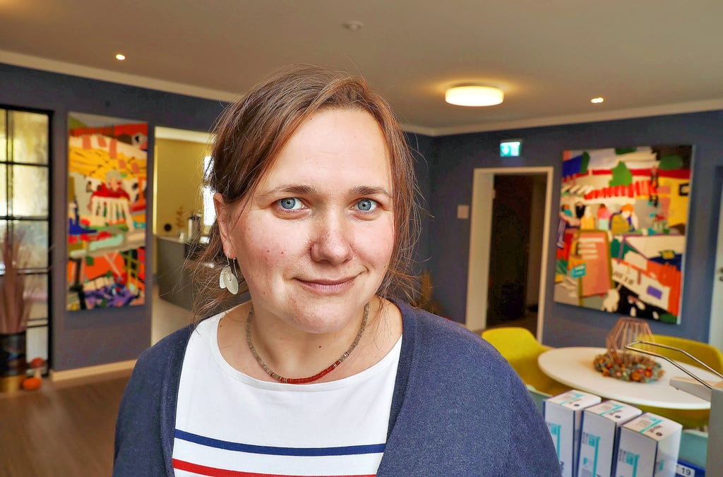 Künstlerin Anja Nürnberg möchte mit ihrem Farbkonzept eine positive Wirkung bei den Bewohnern auslösen.