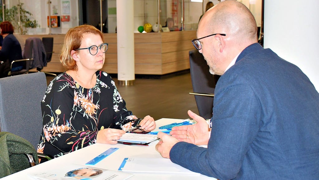 Susann Müller möchte sich im Landkreis Börde selbstständig machen und informierte sich auf der Gründermesse in Haldensleben über Möglichkeiten der Finanzierung.