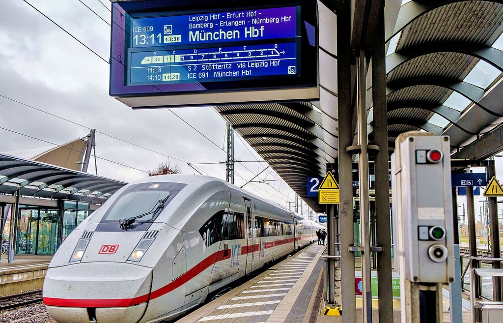 Ein schöner Zug! Leider kommt er manchmal spät – wie hier am Donnerstag – und manchmal nie, nämlich vom 29. November bis 4. Dezember.