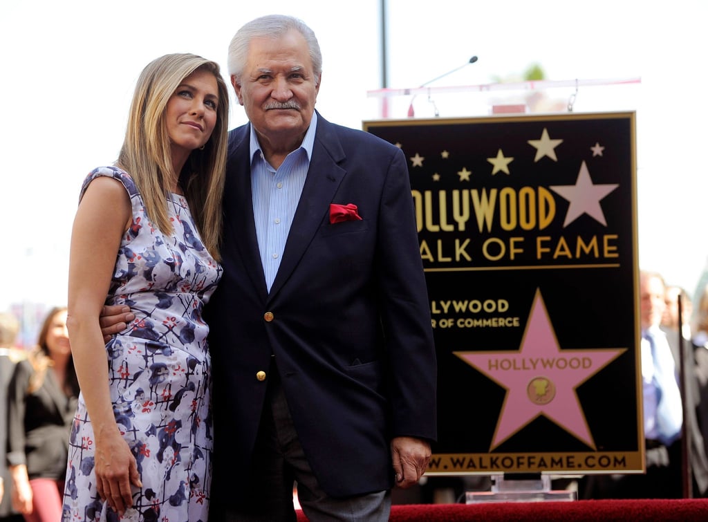 Jennifer Aniston (l) mit ihrem Vater, dem Schauspieler John Aniston 2012 in Hollywood.