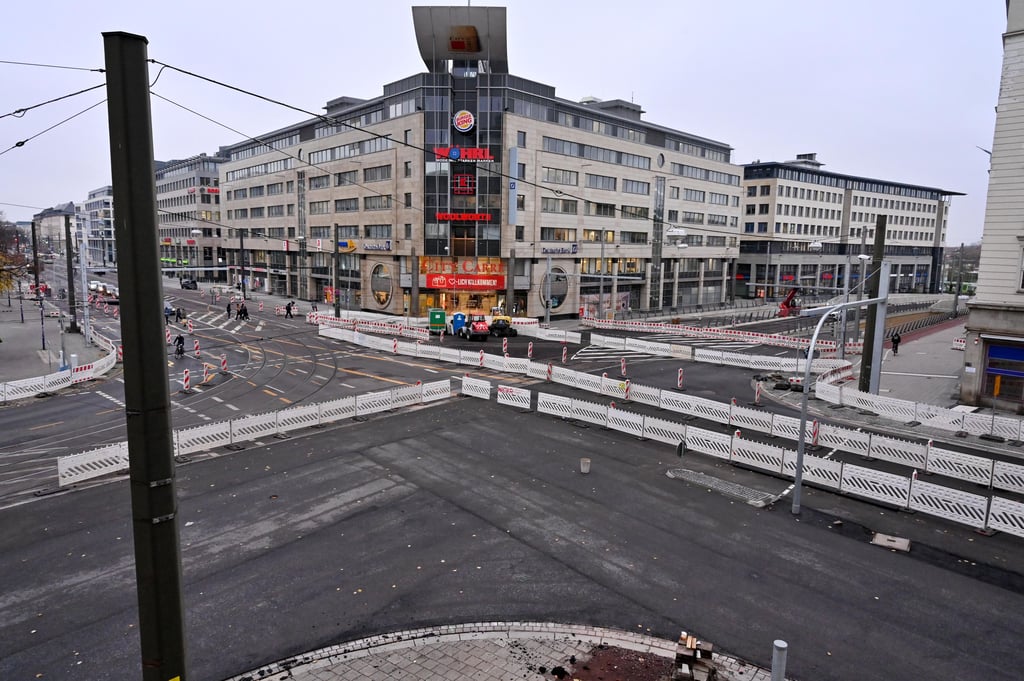 Blick auf die Magdeburger City-Kreuzung Otto-von-Guericke-Straße/Ernst-Reuter-Allee. Jetzt gibt es einen Termin, wann sie weitestgehend noch vor Tunnelöffnung freigegeben werden soll.