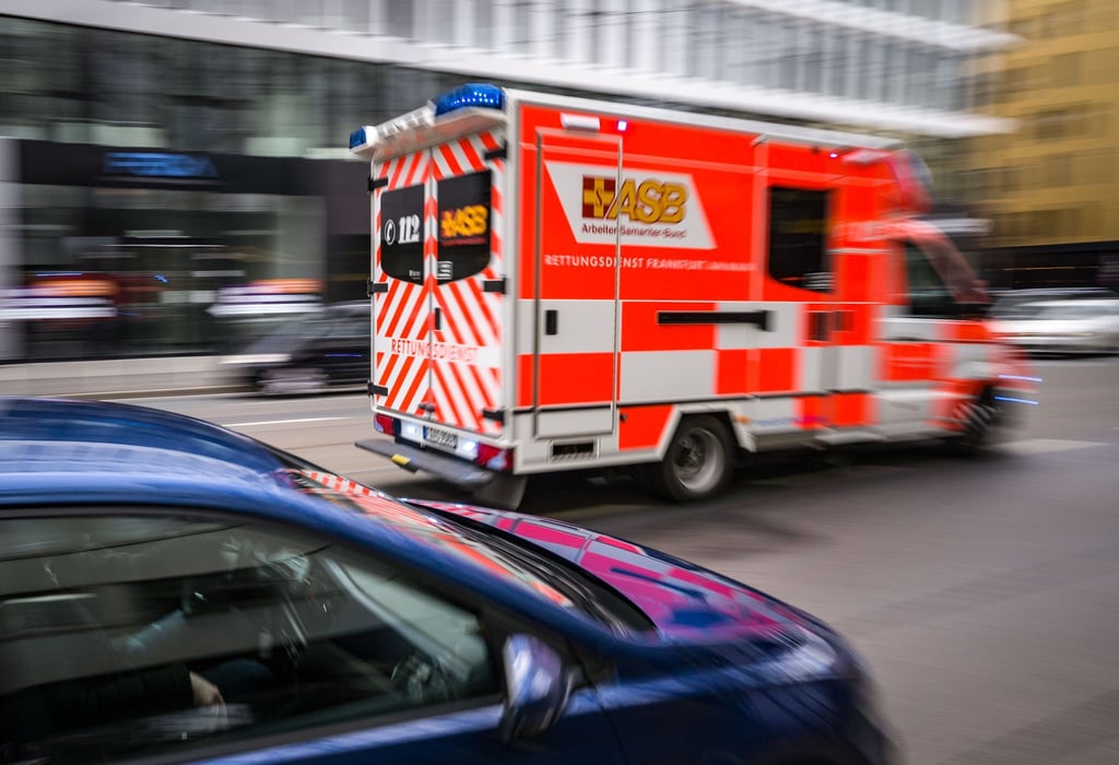 Ein Rettungswagen ist mit Blaulicht im Einsatz.