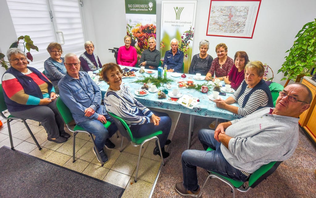 Zum Treffen der Frauengruppe des Kreisverbands der Gartenfreunde Merseburg sind natürlich auch Männer zugelassen. Der Verbandsvorsitzende Michael Hartlieb (vorn, 2.v.l.) freut sich über die engagierten Mitglieder, die auch öffentlichkeitswirksam auftreten.