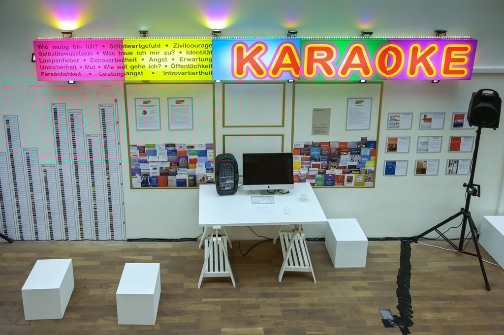 Versammeln, Singen, Debattieren: Karaoke-Kiosk von Christian Kloß in der Kunststiftung in Halle