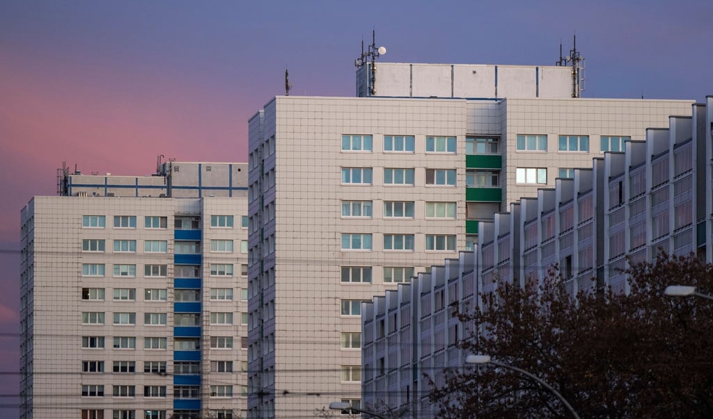 Mehr als zehn Prozent der deutschen Bevölkerung lebt in einer Wohnung, die als überbelegt gilt. Besonders betroffen sind Alleinerziehende und Menschen in Großstädten.