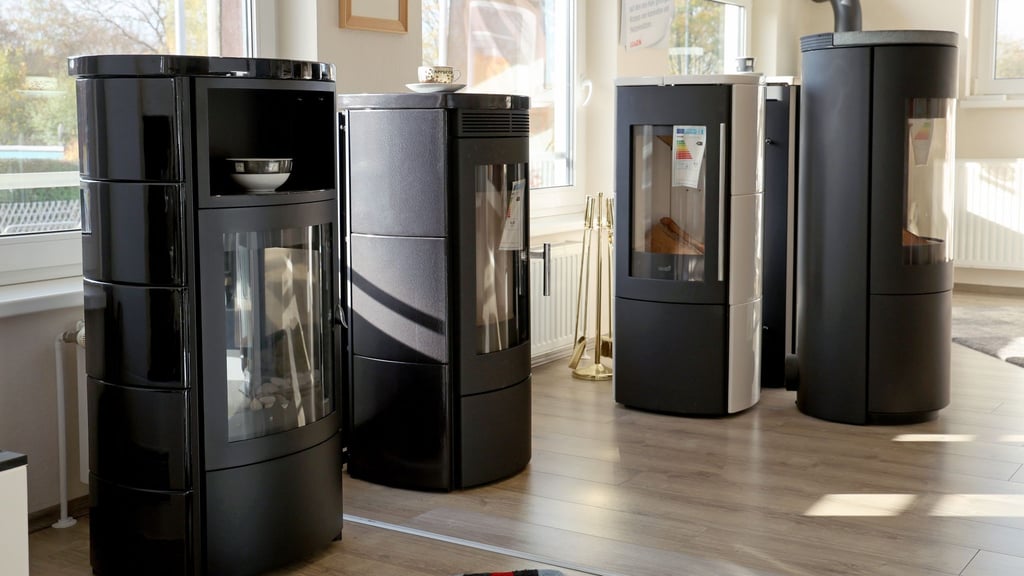 Wegen der stark gestiegenen Preise bei Gas, Öl und Strom gibt es eine deutlich erhöhte Nachfrage nach Kaminöfen und inzwischen oft monatelange Wartezeiten.