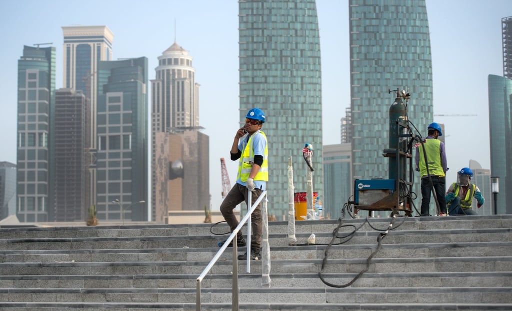 Bauarbeiter arbeiten auf einer Baustelle in Doha (Katar).