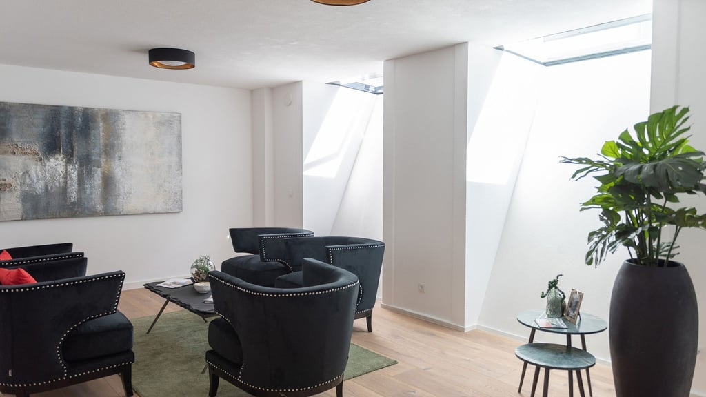 Lichtfluter haben eine schräge Seitenwand und ein Fenster in der Decke.