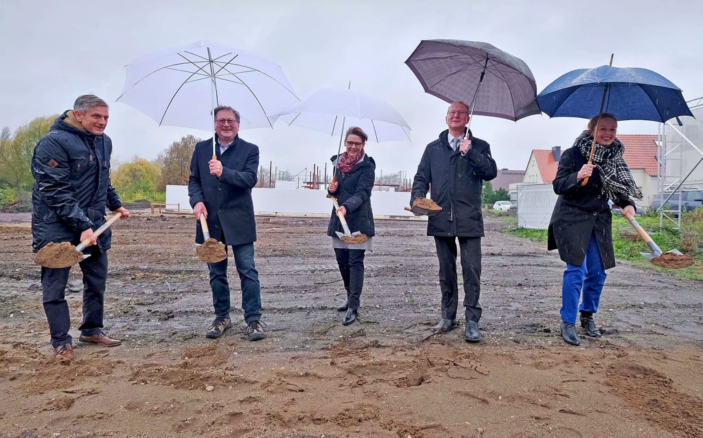 Für die neuen Häuser setzen Christian Puschmann, Jürgen Voigt, Susann Schult, Armin Schenk und Steffi Syska (v.l.) die ersten Spatenstiche.