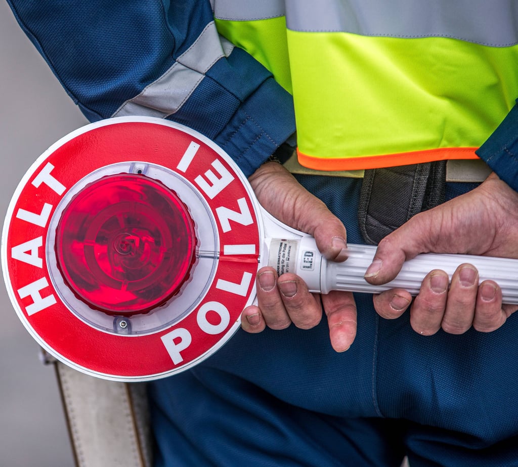 Aufmerksamen Polizeibeamten konnte ein Autofahrer aus dem Salzland nichts vormachen.