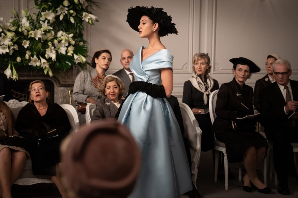 Alba Baptista (M) als Natasha in einer Szene des Films „Mrs. Harris und ein Kleid von Dior“.