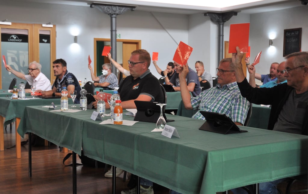 Die Genthiner Stadträte bei einer Abstimmung im Juli dieses Jahres.