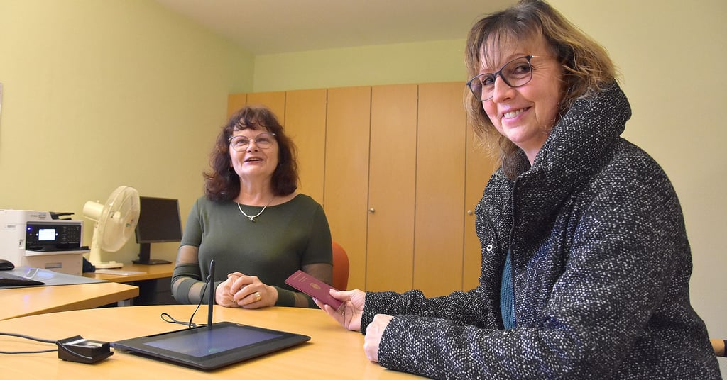 Erste Sprechstunde des Oberharzer Einwohnermeldeamtes in der Sparkassenfiliale in Benneckenstein: Mitarbeiterin Cornelia Braune (links) gibt den neuen Reisepass an Ramona Bothur aus.