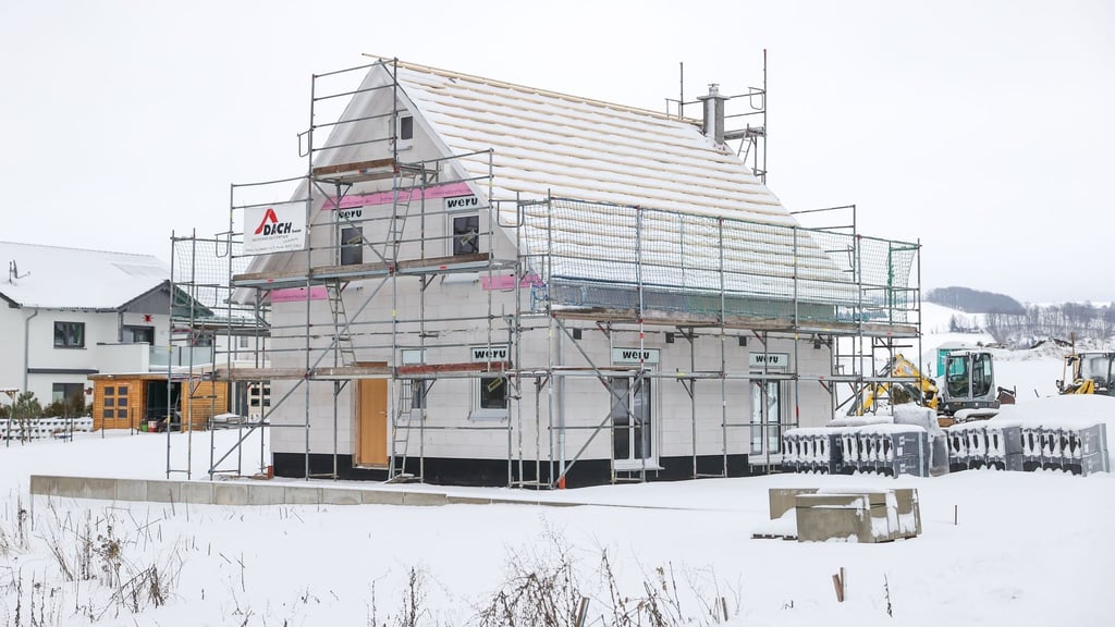 Der Bauunternehmer ist für die Sicherung des Baus zuständig.