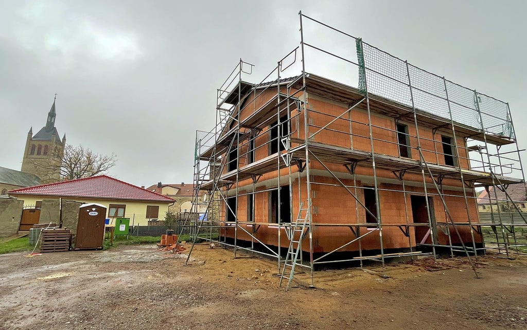 Düstere Zeiten für die Baubranche: In Biere lässt das Schönebecker Bauunternehmen Flex-Haus derzeit ein Einfamilienhaus entstehen. Die Nachfrage von Interessenten, die sich ein Eigenheim bauen lassen wollen, ist aber stark zurückgegangen.