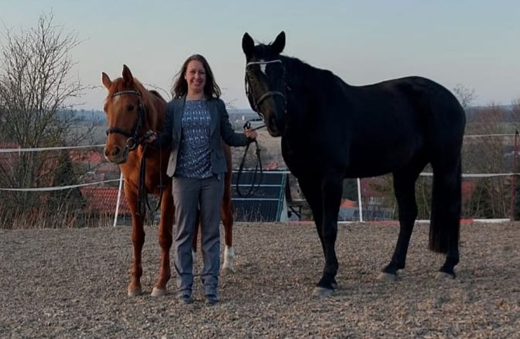 Christine Sonnert – hier im Bild mit Intarsia und Saphir – ist Chefin der Reiteroase in Straßberg. Sie bildet Pferde aus und gibt Unterricht.