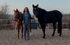Christine Sonnert – hier im Bild mit Intarsia und Saphir – ist Chefin der Reiteroase in Straßberg. Sie bildet Pferde aus und gibt Unterricht. 