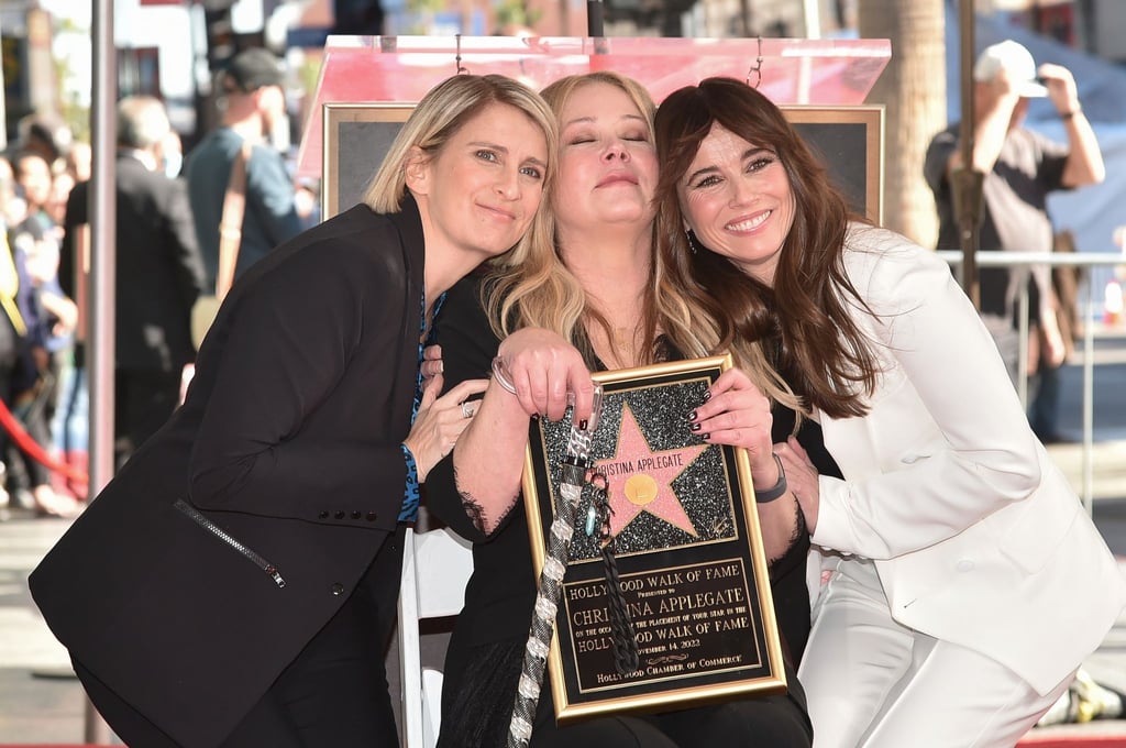 Liz Feldman (l-r), Christina Applegate und Linda Cardellini posieren beim „Walk of Fame“ in Hollywood.