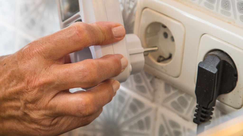 Ein Strommessgerät wird direkt an die Steckdose gehängt - und darauf kommt das Elektrogerät.