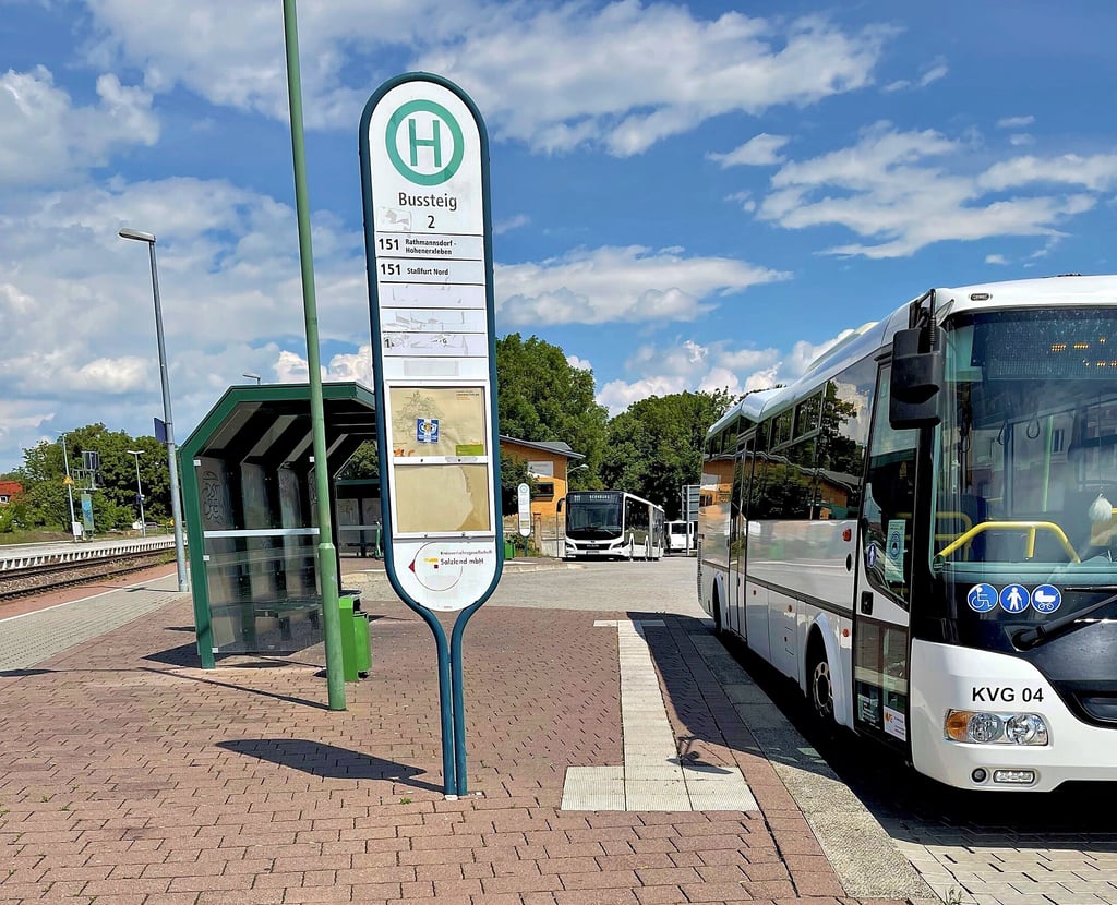 Der Busbahnhof in Staßfurt. Noch rollt hier der Linienbusverkehr. Doch es tut sich eine Versorgungslücke auf, soll doch der jetzige Subunternehmer seinen Vertrag mit der KVG frühzeitig beenden wollen.