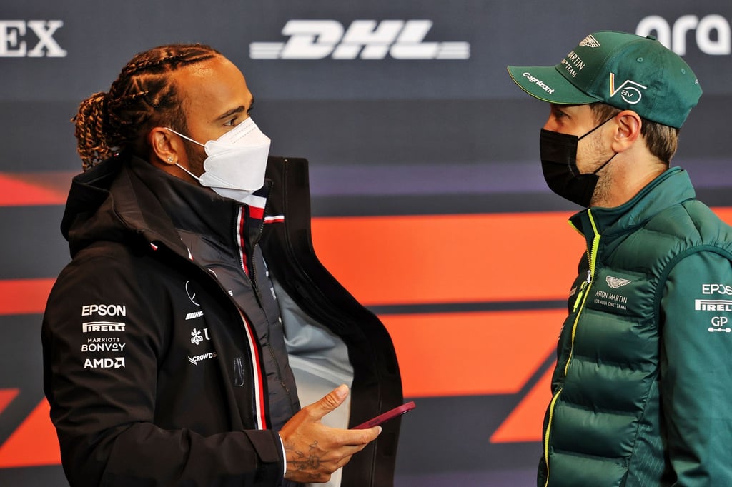 Sebastian Vettel (r) vom Team Aston-Martin und Lewis Hamilton vom Team Mercedes verbindet eine Freundschaft.
