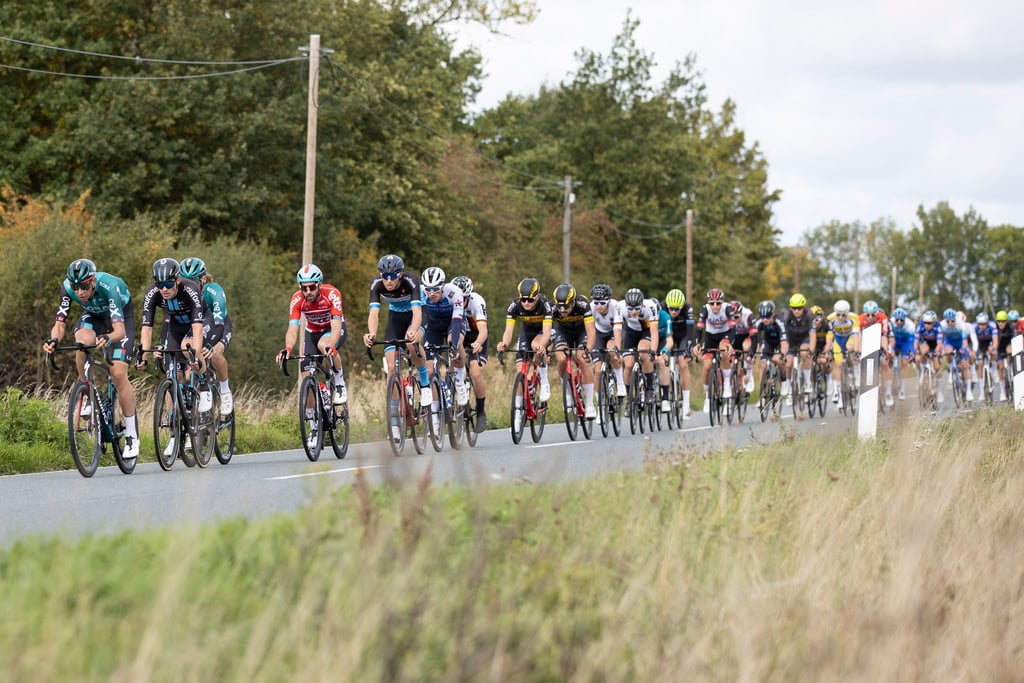 Das Hauptfeld fährt beim Münsterland-Giro zwischen Telgte und Sendenhorst.