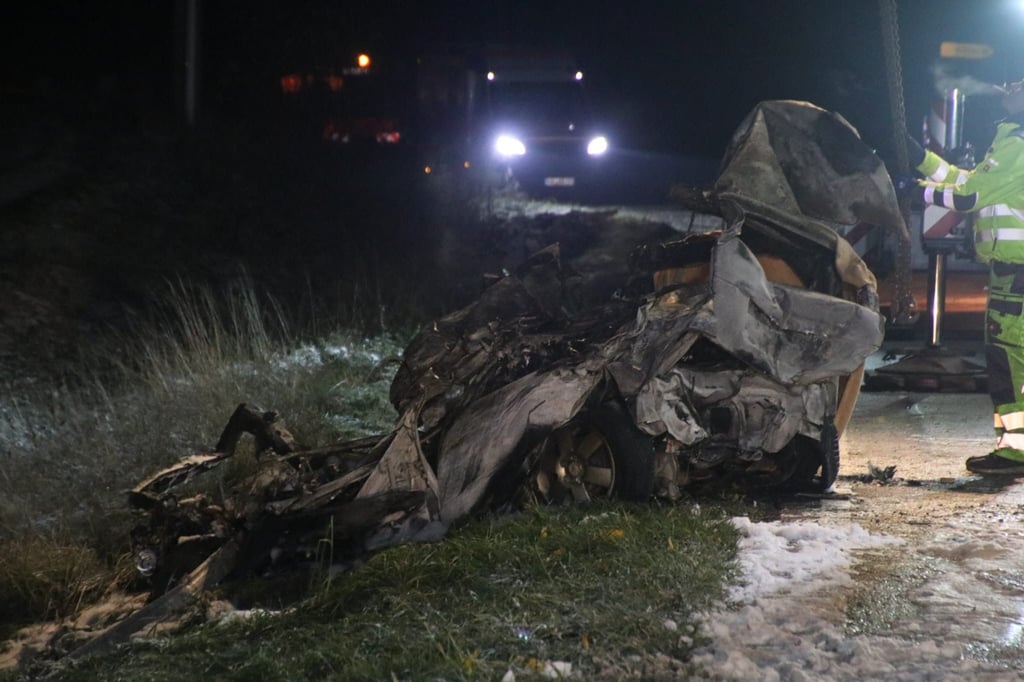 Schwerer Unfall bei Nehlitz in der Nähe von Halle: Für die Insassen dieses Autos kam jede Hilfe zu spät.