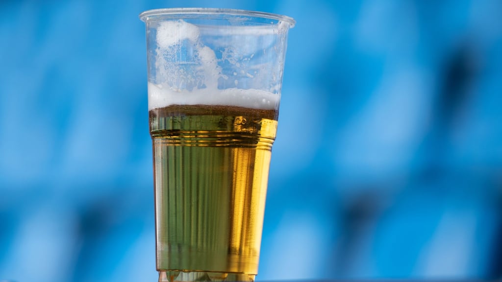 Bei der WM in Katar ist der Bierausschank in Stadionnähe verboten worden.