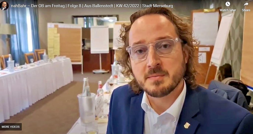 Ein Ausschnitt aus dem Video von OB Sebastian Müller-Bahr zeigt den Seminarraum im Hotel.