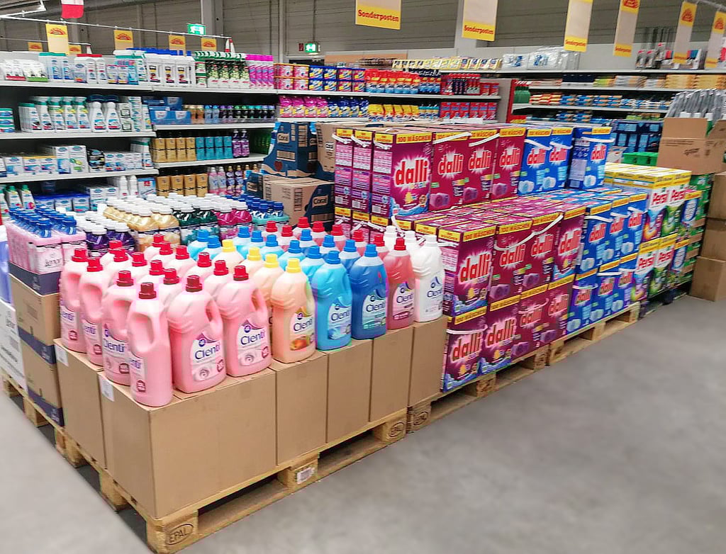 Der Sonderposten-Markt soll ein breites Sortiment anbieten.