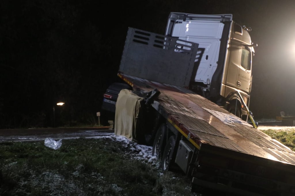 Der Fahrer des Lkw hatte die Kontrolle über das Gespann verloren und dadurch den Unfall verusacht. Unklar ist, ob die winterlichen Straßenverhältnisse etwas damit zu tun hatten.