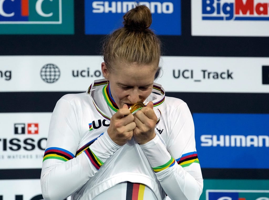 Die Deutsche Franziska Brausse feiert auf dem Podium nach dem Gewinn der Goldmedaille im Einzelrennen der Frauen.