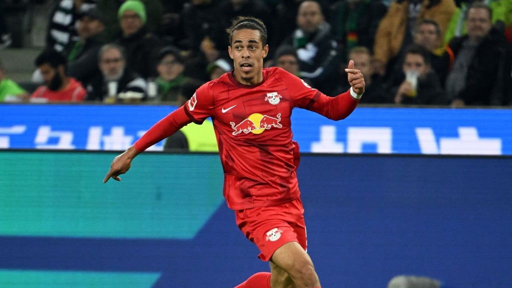 Yussuf Poulsen spielt den Ball.