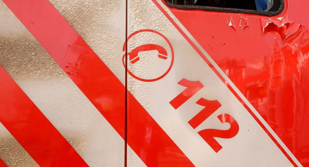 Die Notrufnummer „112“ steht auf einem Einsatzfahrzeug.