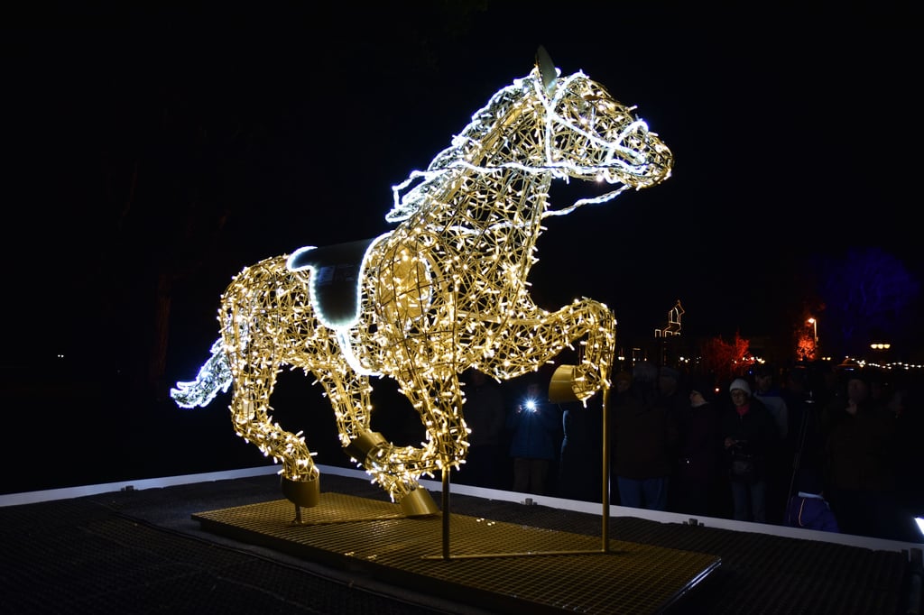 Das leuchtende Galopppferd steht vor dem Herrenkrug Parkhotel in Magdeburg.
