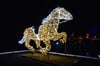 Das leuchtende Galopppferd steht vor dem Herrenkrug Parkhotel in Magdeburg.