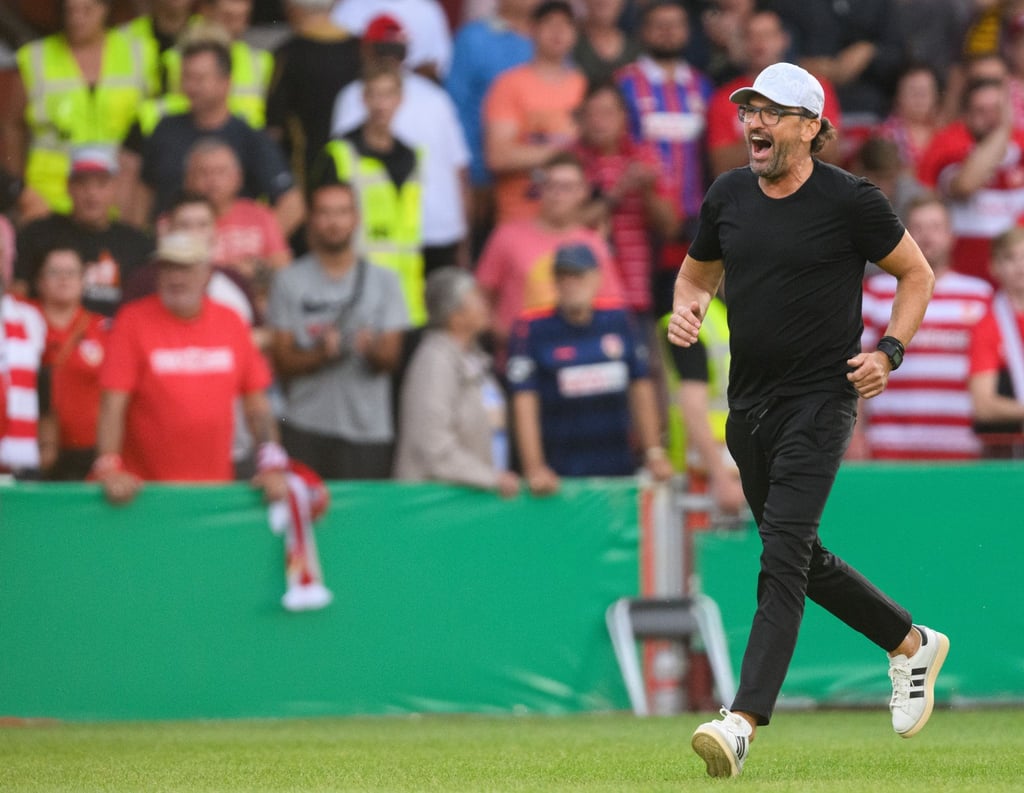 Trainer Claus-Dieter Wollitz vom FC Energie Cottbus.