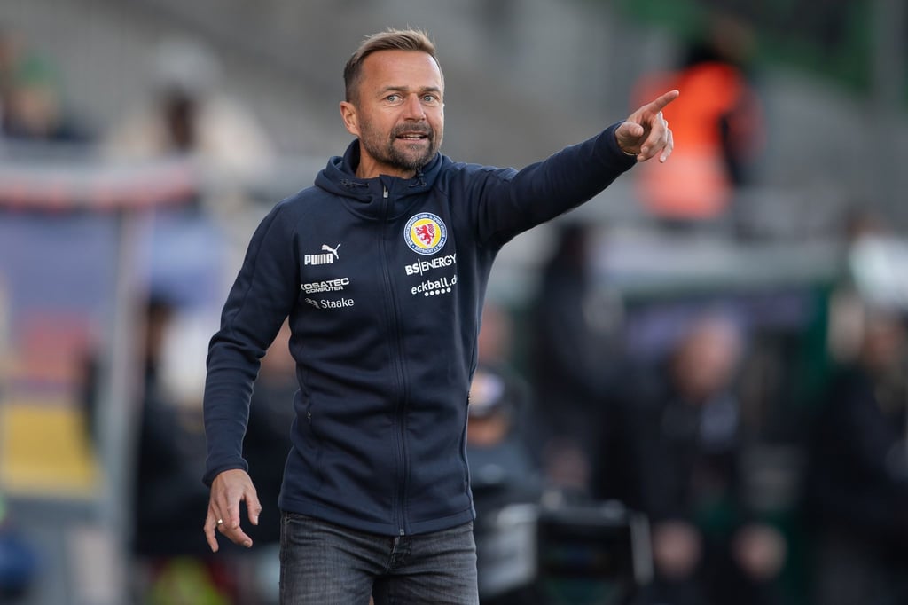 Braunschweigs Trainer Michael Schiele gestikuliert.