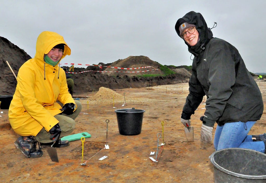 Hanna Bensch und Clara Ritzke in Aktion auf dem Grabungsfeld bei Döbbelin.