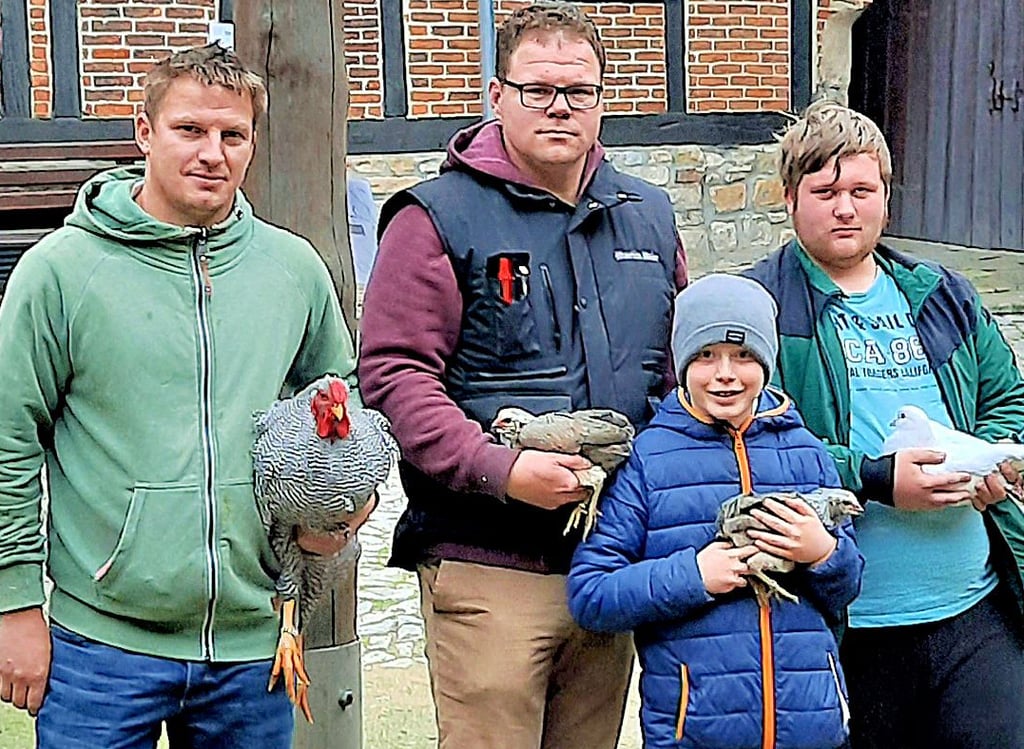 Ein Teil der Ummendorfer Geflügelzüchter mit einer Auswahl von Groß- und Zwerghühnern und Tauben.