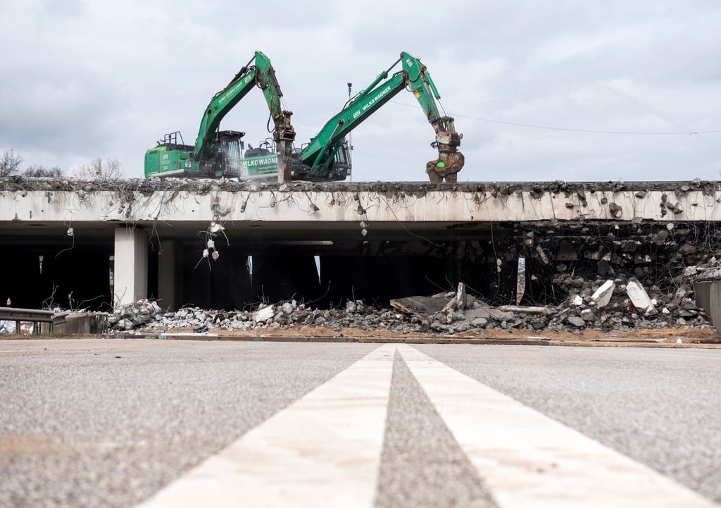 Zwei Bagger sind mit Abbrucharbeiten an einer Brücke an der Abfahrt Othmarschen beschäftigt.