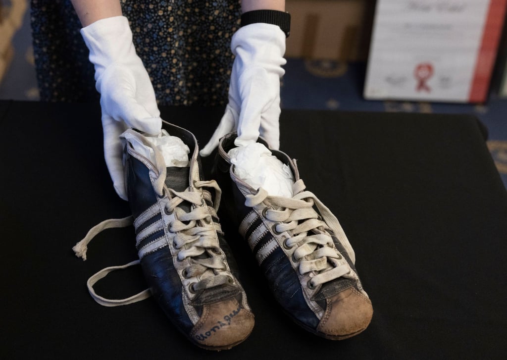 Enorme Wertsteigerung: Die Fußballschuhe von Weltmeister Horst Eckel wurden für 20.000 Euro gekauft.
