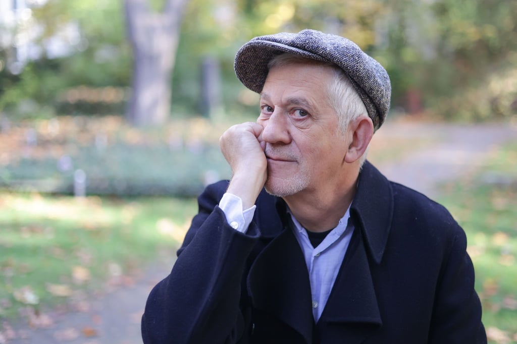 Der Moderator, Schauspieler, Schriftsteller und Regisseur Ilja Richter sitzt bei einem Treffen anlässlich seines 70. Geburtstags am 24.11.2022 bei einem dpa-Gespräch in einem Friedhofspark in der Pappelallee.