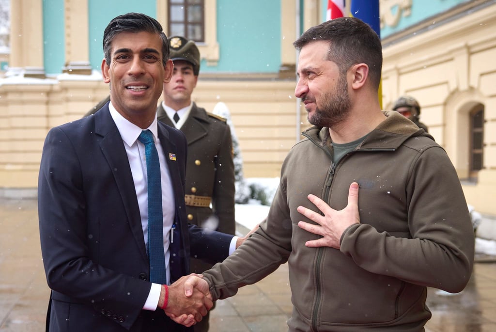Premier Rishi Sunak (l) wird in Kiew von Präsident Wolodymyr Selenskyj empfangen.