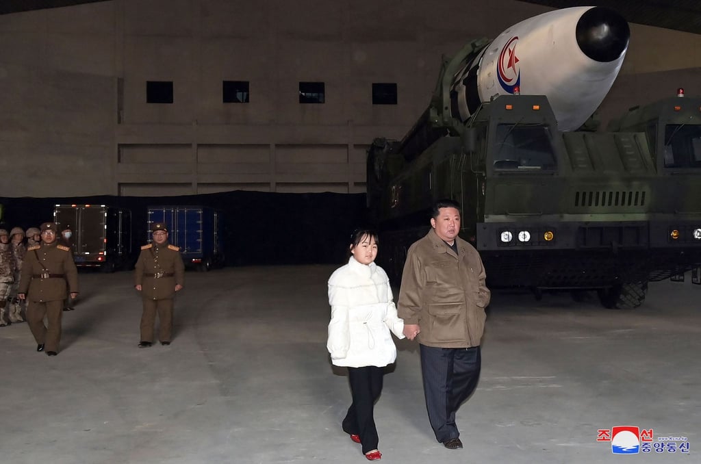 Nordkoreas Machthaber Kim Jong Un zeigt sich erstmals in Begleitung seiner Tochter.